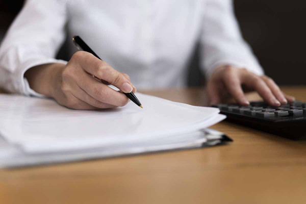 Νέο πλαίσιο για τις επιστροφές από την εφορία για πρόστιμα ΦΠΑ και φόρων, ποιοι θα πάρουν πίσω χρήματα