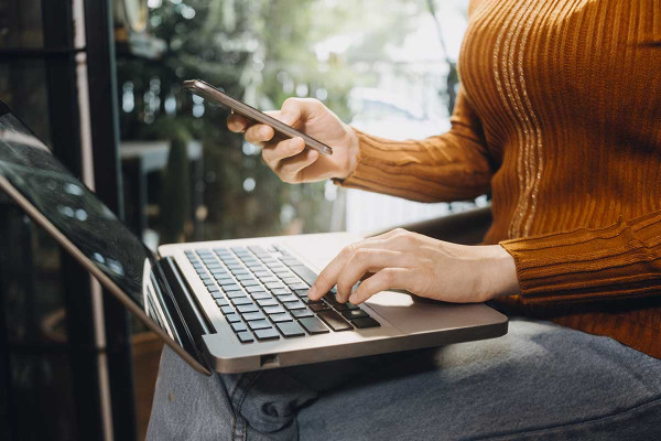 Πώς μπορείτε να εντοπίζετε και να αποφεύγετε τις απάτες στο διαδίκτυο