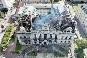 Γαλλία: Στις φλόγες το ιστορικό δημαρχείο της Λιμόζ