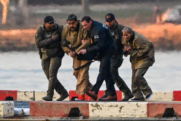 Μαδούρο: «Είμαι αθώος» – Ξεκίνησε η ακροαματική διαδικασία – Με στολές κρατουμένου ο ίδιος και η σύζυγός του