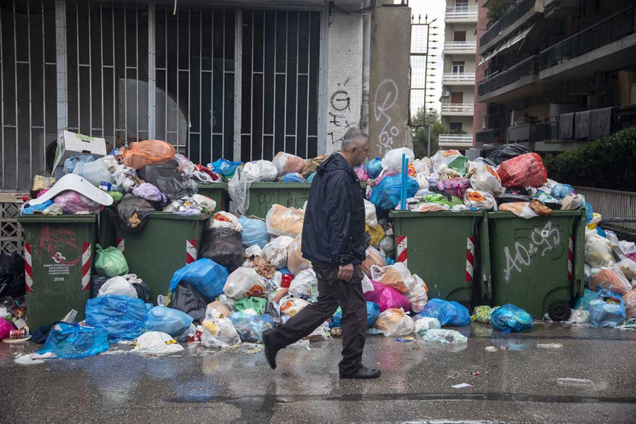 Από φέρετρα μέχρι βάρκες – Τι πετάνε οι θεσσαλονικείς στα σκουπίδια