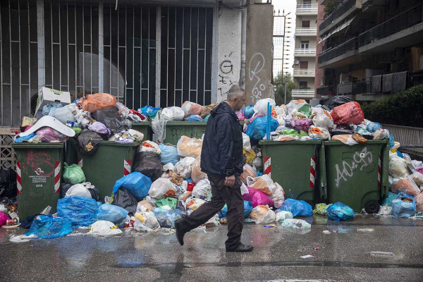 Από φέρετρα μέχρι βάρκες – Τι πετάνε οι θεσσαλονικείς στα σκουπίδια
