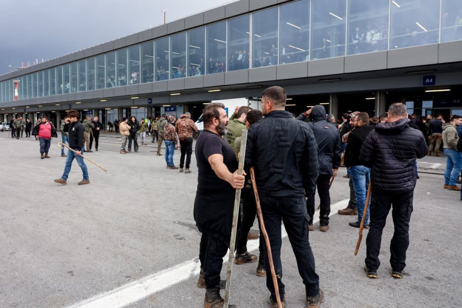 Αγρότες: Κλιμακώνουν παρά την καταστολή εντείνοντας την πίεση στην κυβέρνηση