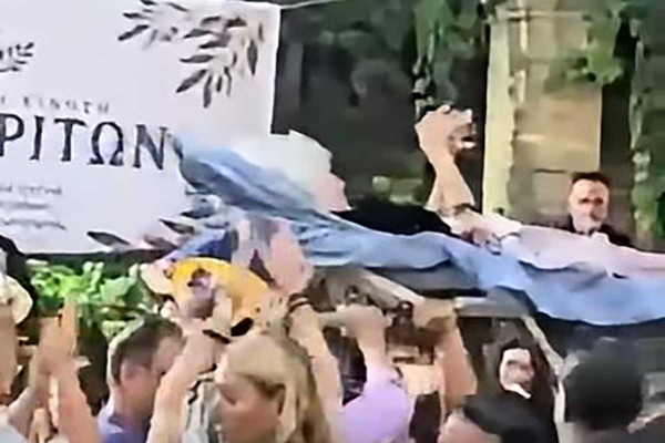 Κρήτη: Μοντέλο του Νταλί η ηλικιωμένη που την μετέφεραν με ξαπλώστρα σε πανηγύρι - Ποια είναι