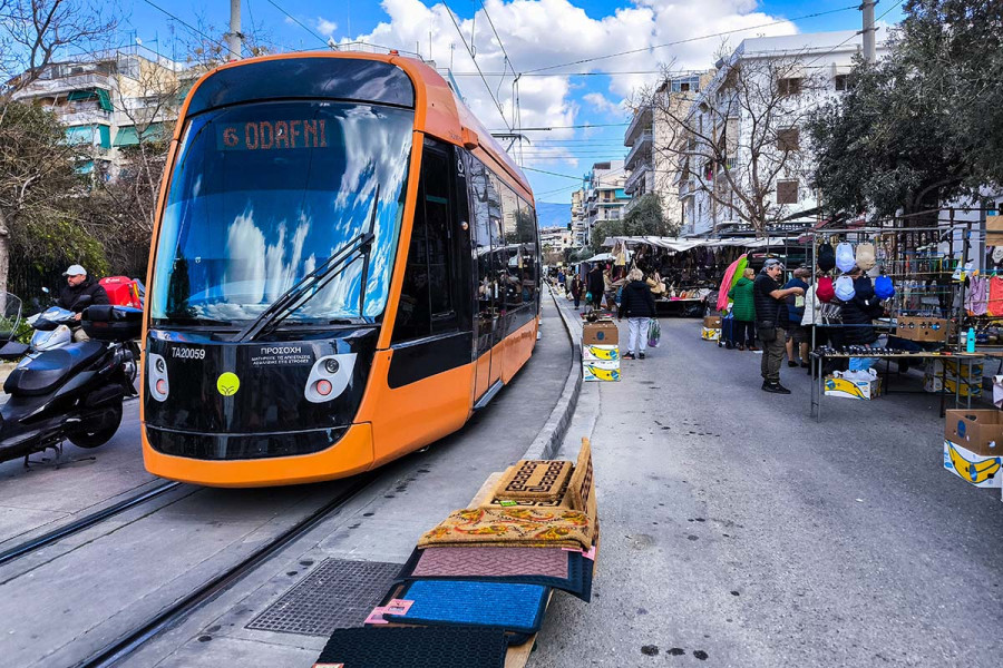 Απίστευτο περιστατικό σε τραμ: Οδηγός καπνίζει με τα πόδια στην κονσόλα