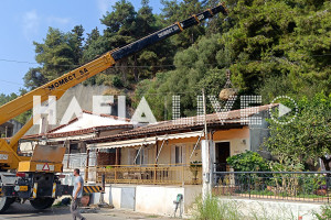 Κατάκολο: Με γερανό απομακρύνθηκε ο βράχος που έπεσε από το βουνό σε οικία
