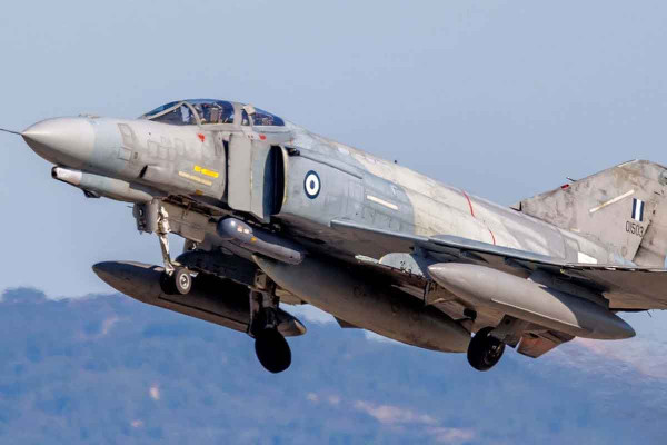 Εντυπωσιακή Διέλευση F-4 (Phantom II) πάνω από την Κεντρική Πλατεία του Πύργου