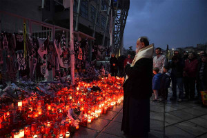 Στο αεροδρόμιο της Τιμισοάρα οι σοροί των επτά φίλων του ΠΑΟΚ - Τρισάγιο στη μνήμη τους