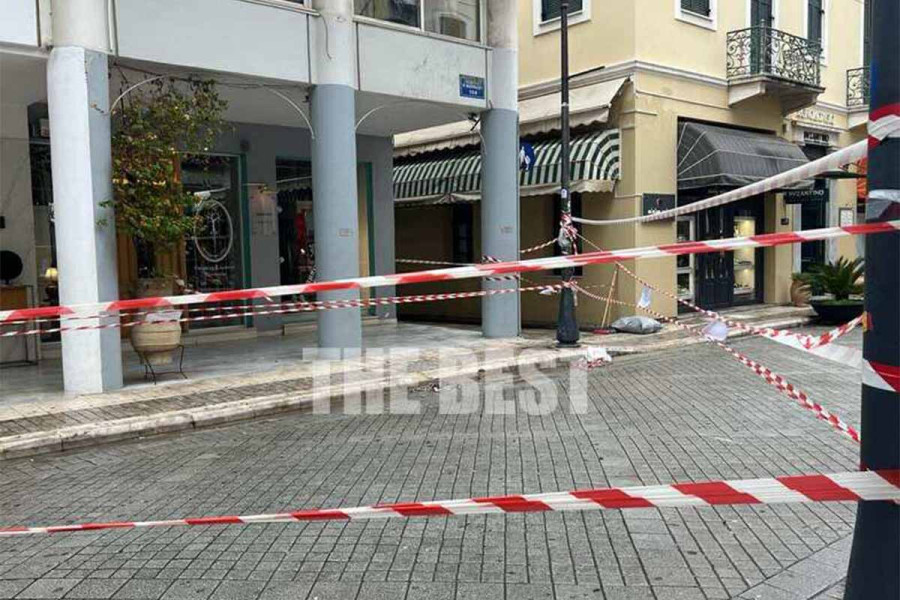 Πάτρα: Έπεσαν σοβάδες από τον 3ο όροφο στη Ρήγα Φεραίου, μέρα μεσημέρι και με τον κόσμο να περνάει (photos)