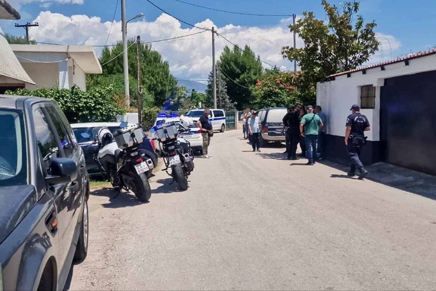 Διπλή δολοφονία στην Αιγιαλεία: «Ξύπνησα και τους βρήκα νεκρούς», λέει ο σύντροφος της γυναίκας