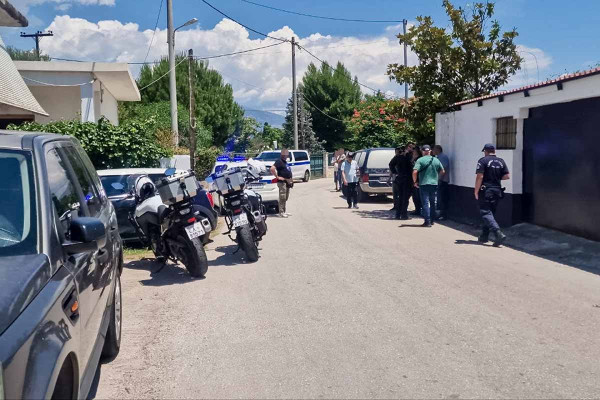 Διπλή δολοφονία στην Αιγιαλεία: «Ξύπνησα και τους βρήκα νεκρούς», λέει ο σύντροφος της γυναίκας