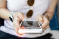 Νέα απάτη με SMS: Καλούν πολίτες να πληρώσουν πρόστιμο της Τροχαίας για δήθεν τροχονομική παράβαση