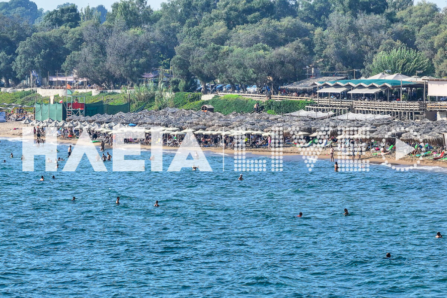 Μήπως ο κόσμος απαρνιέται πια ξαπλώστες και οργανωμένες παραλίες;