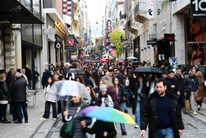 Ποια είναι η μεσαία τάξη στην Ελλάδα - Φτωχότερη και με υψηλότερους φόρους σε σχέση με την ΕΕ