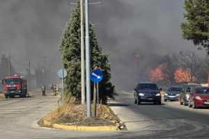 Φλέγεται ο τόπος γύρω από την Πυροσβεστική στη ΒΙ.ΠΕ. Πατρών - Απίστευτες εικόνες