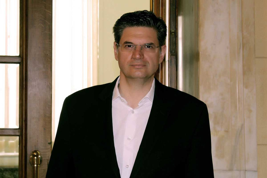 Καλαματιανός: Η κυβέρνηση αφήνει επαγγελματίες και αγρότες χωρίς ασφαλιστική ικανότητα