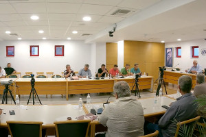 ΔΣ Ήλιδας: Εντάσεις για το πότε θα συζητηθεί το θέμα του φωτοβολταϊκού πάρκου στη λίμνη Πηνειού