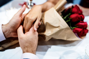Λευκάδα: 24χρονη κατέρρευσε ενώ της γίνονταν πρόταση γάμου - Μάχη για να κρατηθεί στη ζωή