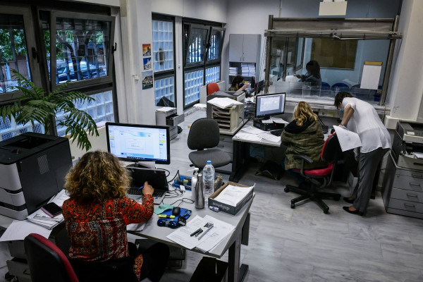 Πώς θα μοιραστούν οι 20.000 θέσεις εργασίας στο Δημόσιο - Τι ισχύει με τα μπόνους