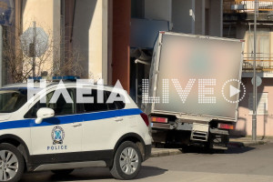 Πύργος: Φορτηγό κατέληξε σε λογιστικό γραφείο στην οδό Αγ. Γεωργίου