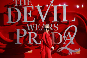 Στο «σφυρί» ρούχα και αξεσουάρ από το «The Devil Wears Prada 2»
