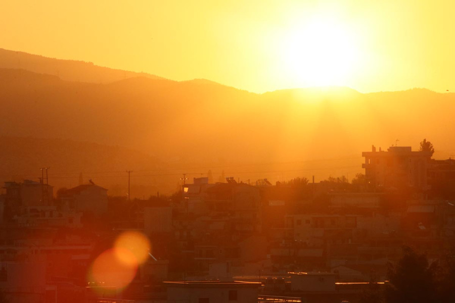 Καιρός: Έρχεται διήμερο με μπόρες και Σαββατοκύριακο με 36άρια - Ποιες περιοχές είναι στο «κόκκινο»