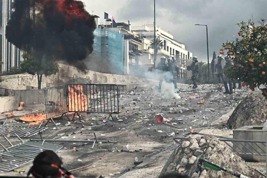 Τέμπη: Επεισόδια στο Σύνταγμα μετά τη συγκέντρωση