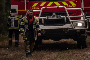 Συγκλονιστικό βίντεο πυροσβέστη από απόσταση αναπνοής με τις φλόγες στη Γαλλία