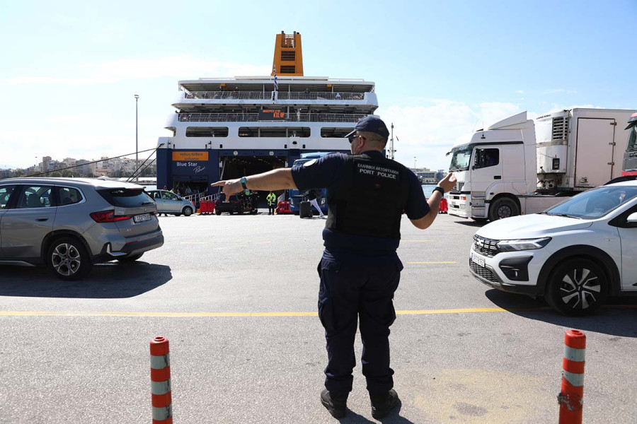 Αυτοκίνητο έπεσε στο λιμάνι του Πειραιά - Στο νοσοκομείο ο 54χρονος οδηγός