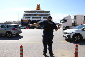 Αυτοκίνητο έπεσε στο λιμάνι του Πειραιά - Στο νοσοκομείο ο 54χρονος οδηγός