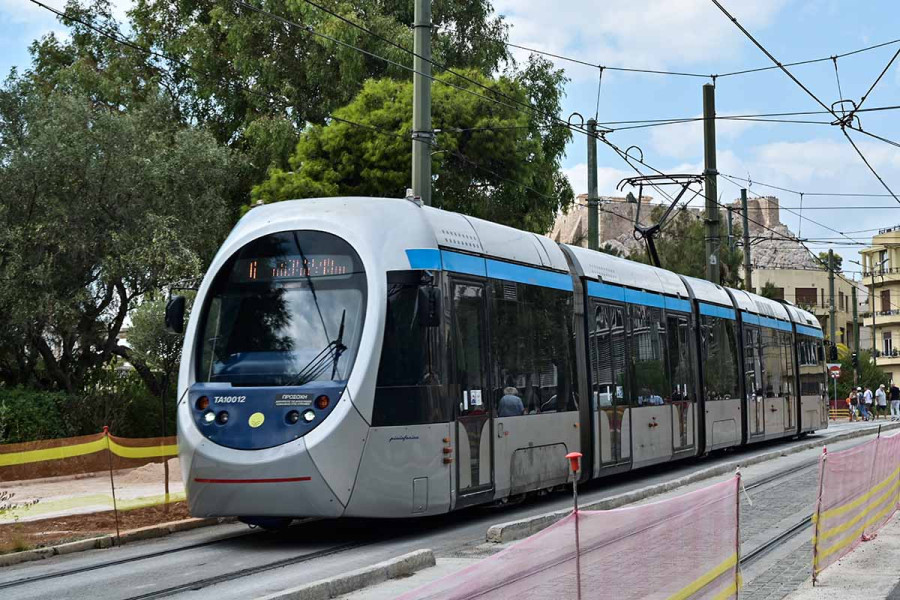 Τροχαίο ατύχημα στο Καλαμάκι: Τραμ συγκρούστηκε με φορτηγό