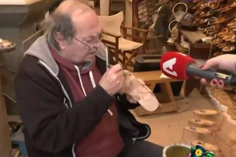 «Με νανουρίζει το κούνημα»: Η επική ατάκα Σαντορινιού για τους σεισμούς