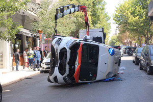 Γουδή: Βίντεο ντοκουμέντο από την στιγμή της ανατροπής του ασθενοφόρου – Τι λένε οι διασώστες