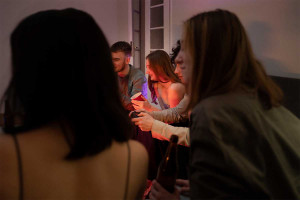 Ένας στους τρεις 16χρονους πίνει τουλάχιστον πέντε ποτά σε μια νύχτα - Το 92% λέει ότι είναι πολύ εύκολο να βρει αλκοόλ