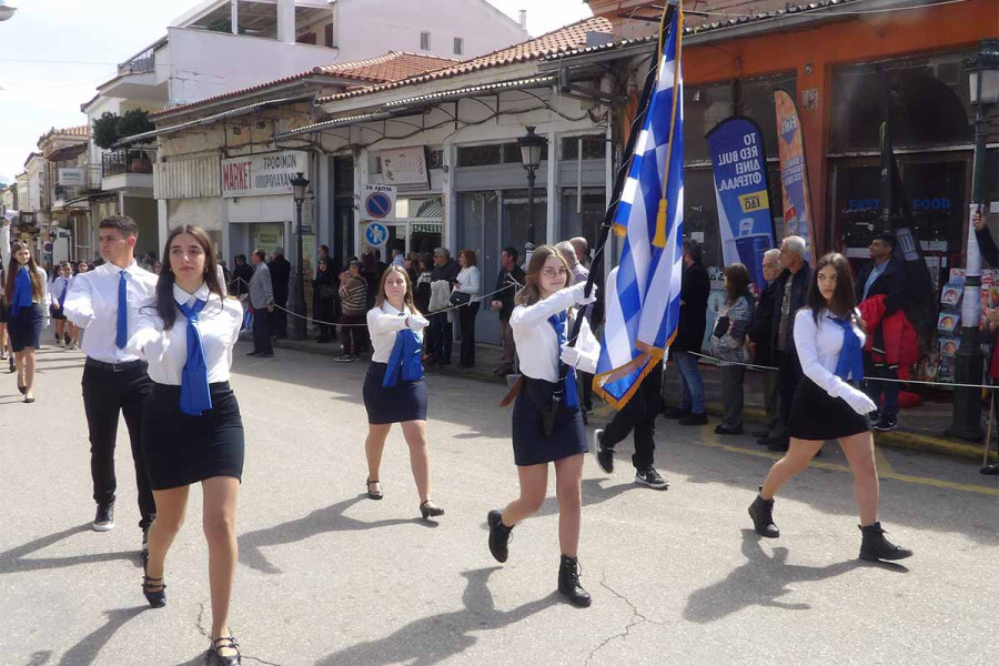 Δήμος Ανδρίτσαινας-Κρεστένων: Εντυπωσίασαν οι μαθητές στον εορτασμό της 25ης Μαρτίου