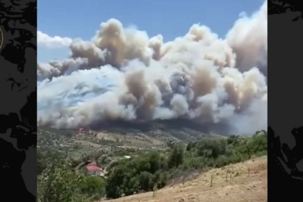 Δραματική η κατάσταση στη Σμύρνη: Οικισμοί παραδόθηκαν στις φλόγες - Στάχτη δεκάδες σπίτια
