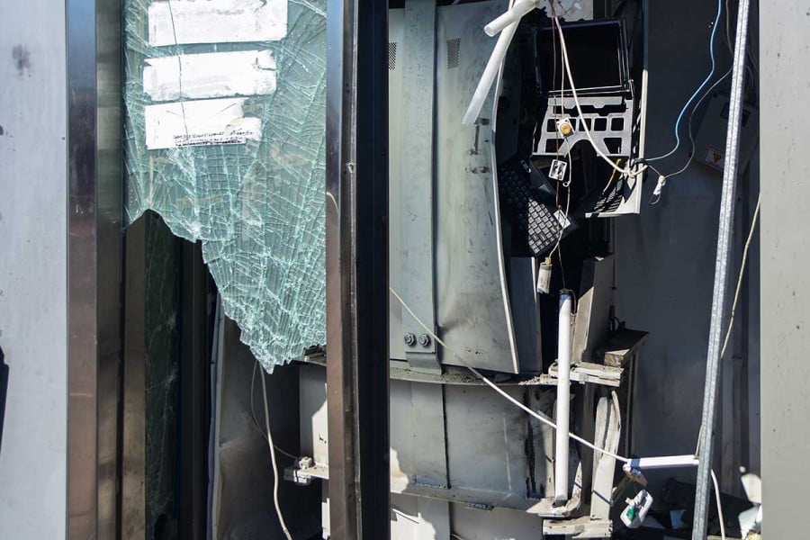 Ληστές διέρρηξαν ΑΤΜ στο Πόρτο Ράφτη με... φορτηγό - Άρπαξαν τις κασετίνες και εξαφανίστηκαν