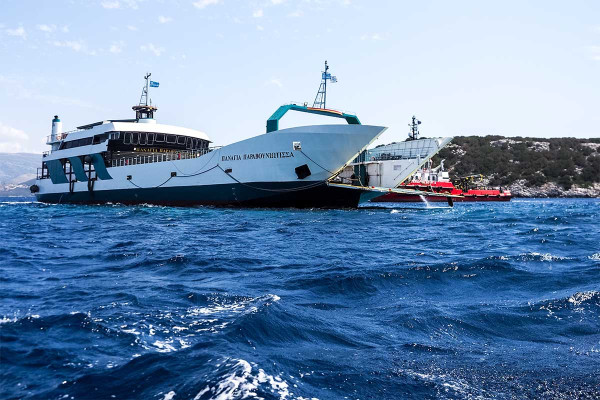 Ρήγμα 20 μέτρων στο φέρι μποτ που έπεσε σε ξέρα - Ακόμη σε ξενοδοχεία επιβάτες, περιμένουν να πάρουν τα αυτοκίνητά τους