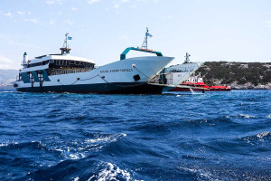 Ρήγμα 20 μέτρων στο φέρι μποτ που έπεσε σε ξέρα - Ακόμη σε ξενοδοχεία επιβάτες, περιμένουν να πάρουν τα αυτοκίνητά τους