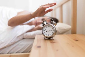 Γιατί ξυπνάμε λίγο πριν χτυπήσει το ξυπνητήρι – Πώς το βιολογικό ρολόι του οργανισμού «προβλέπει» την ώρα αφύπνισης