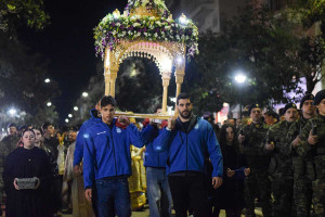 Αλεξανδρούπολη: Οι αθλητές της Εθνικής πόλο ανδρών κουβάλησαν τον Επιτάφιο