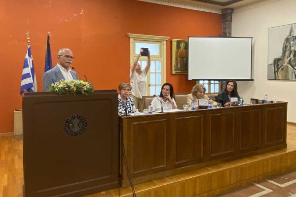 Πλήθος κόσμου στην εκδήλωση που διοργάνωσε ο Δήμος για την παρουσίαση των βιβλίων της πρώην ευρωβουλευτού Άννας Καραμάνου