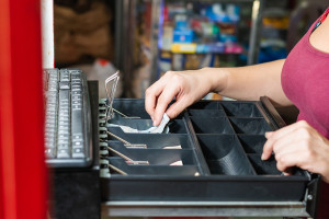 Γαστούνη: Την έπιασαν με προσημειωμένα χαρτονομίσματα από το ταμείο του καταστήματος