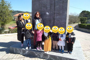 Τα παιδιά του Παιδικού Σταθμού Μακρισίων επισκέφτηκαν τον ανδριάντα του παπά Δημήτρη Κολοβού