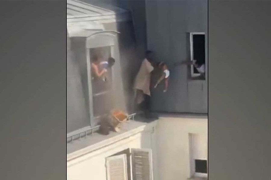 Παρίσι: 39χρονος ήρωας έσωσε 6 ανθρώπους από φλεγόμενο σπίτι στον 6ο όροφο - Συγκλονιστικό βίντεο