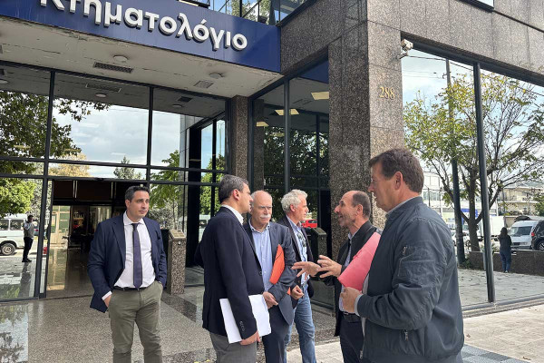 Ο Ανδρέας Νικολακόπουλος με τους δημάρχους Πύργου, Ήλιδας και μαζί με κατοίκους στον πρόεδρο του Κτηματολογίου