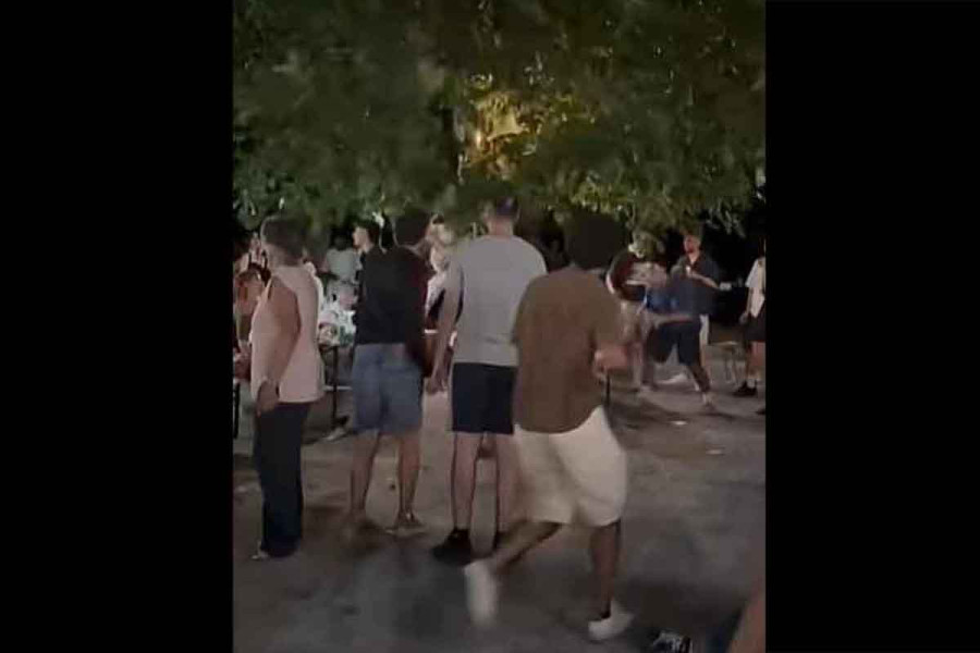Ικαριώτικη τρέλα: Νεαρός κατέβηκε σαν... Ταρζάν και μπούκαρε στον χορό - Viral βίντεο από πανηγύρι