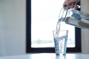 Τι συμβαίνει στο δέρμα σας όταν δεν πίνετε αρκετό νερό