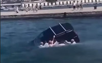 Ιταλία: Ηρωική διάσωση από στρατιωτικούς - Βούτηξαν στη θάλασσα και απεγκλώβισαν οδηγό