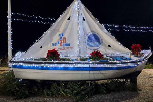 Σε γιορτινή ατμόσφαιρα το άναμμα του χριστουγεννιάτικου διακόσμου και του παραδοσιακού καραβιού, στην πλατεία της Κουρούτας